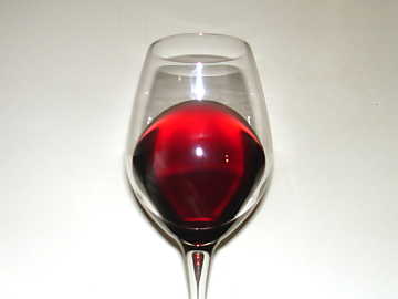 Cos si presenta il
Grignolino del Monferrato Casalese nel calice: si noti la trasparenza e il
colore rosso rubino