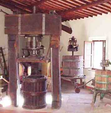 Un vecchio torchio del 1700,
uno dei tanti patrimoni storici di Castel Pietraio
