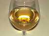 La maturazione in bottiglia conferisce ai vini bianchi maturi colori più scuri e intensi, tipicamente giallo dorato o ambra chiaro