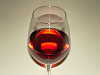 Con il tempo, nei vini rossi maturi, la precipitazione degli antociani blu e rossi, conferisce il tipico colore aranciato