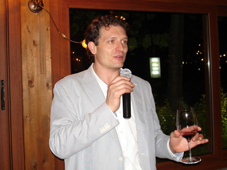 Giulio Parentini during one of his speeches with his Avvoltore