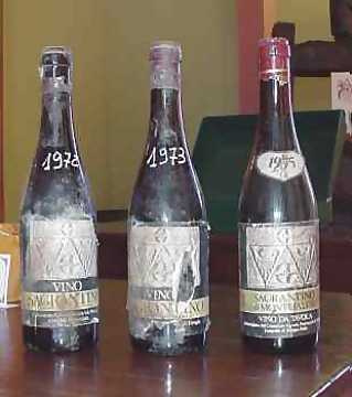 Storia del Sagrantino: a
sinistra una bottiglia del 1972, al centro una del 1973 e a destra una del
1975