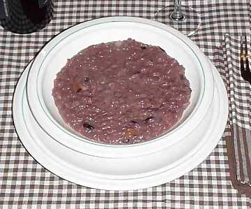 Red wine risotto: one of the many recipes
in which wine is a fundamental ingredient