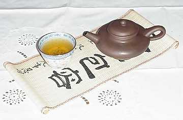 Long Jing Green Tea (Lung Ching) and
Yi Xing's Red Earthenware Teapot