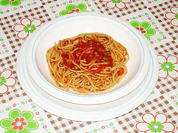 Spaghetti with tomatoes,
capers and oregano: Mediterranean's aromas of Italian cooking