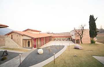 The court of Bersi Serlini winery