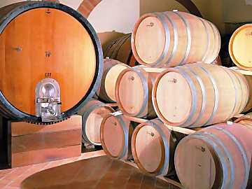 With time, wine in a cask will tend to
diminish, therefore it is necessary to periodically do topping up operations