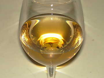 La maturazione in
bottiglia conferisce ai vini bianchi maturi colori più scuri e intensi,
tipicamente giallo dorato o ambra chiaro