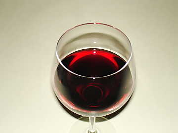 The color in mature red
wines gets a garnet hue and transparency gets higher