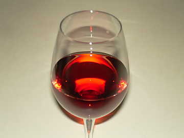 With time, in mature red wines, the
precipitation of blue and red anthocyans, give the typical brick color