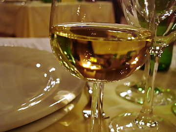 Glasses at the table of a
restaurant: this place is not always suited for wine sensorial tasting