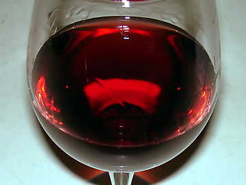 Pinot Noir vinified in red is
characterized by a pretty high transparency and a moderate intensity of color