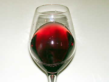 A glass of Barolo: it can be noticed
the high transparency and nuances of garnet red color, not so different from
Pinot Noir
