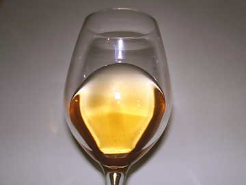 The deep golden yellow color
tending to amber of Vernaccia di Oristano