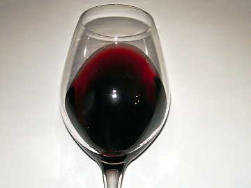 L'aspetto del Cannonau di
Sardegna: rosso rubino intenso e brillante, tonalità ben visibile anche nella
sfumatura