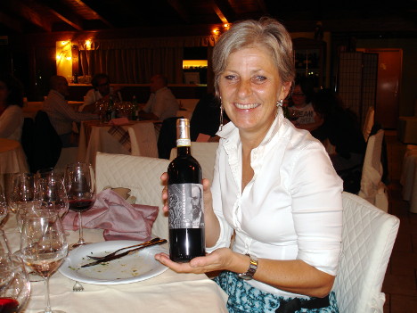 Orsola Beccari con il Chianti Classico Riserva Odoardo Beccari, vino dedicato al suo illustre bisnonno