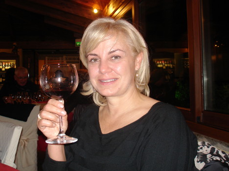 Emilia Nardi con il suo Brunello di Montalcino Poggio Doria 2007