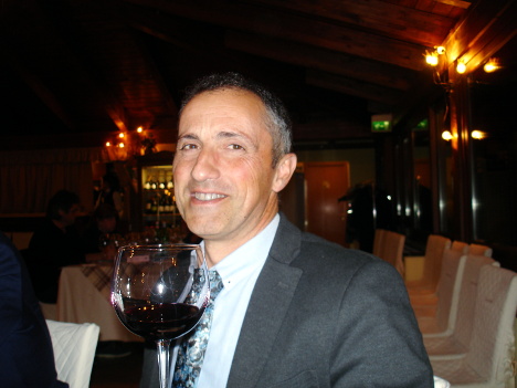 Francesco Labbrozzi - presidente di Colle Moro - con il Montepulciano d'Abruzzo Mila 2011